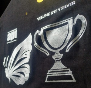 folia-dtf-silver-60-cm-do-srebrnych-nadrukow-dtf-na-czarnej-odziezy-bawelnianej-i-poliestrowej